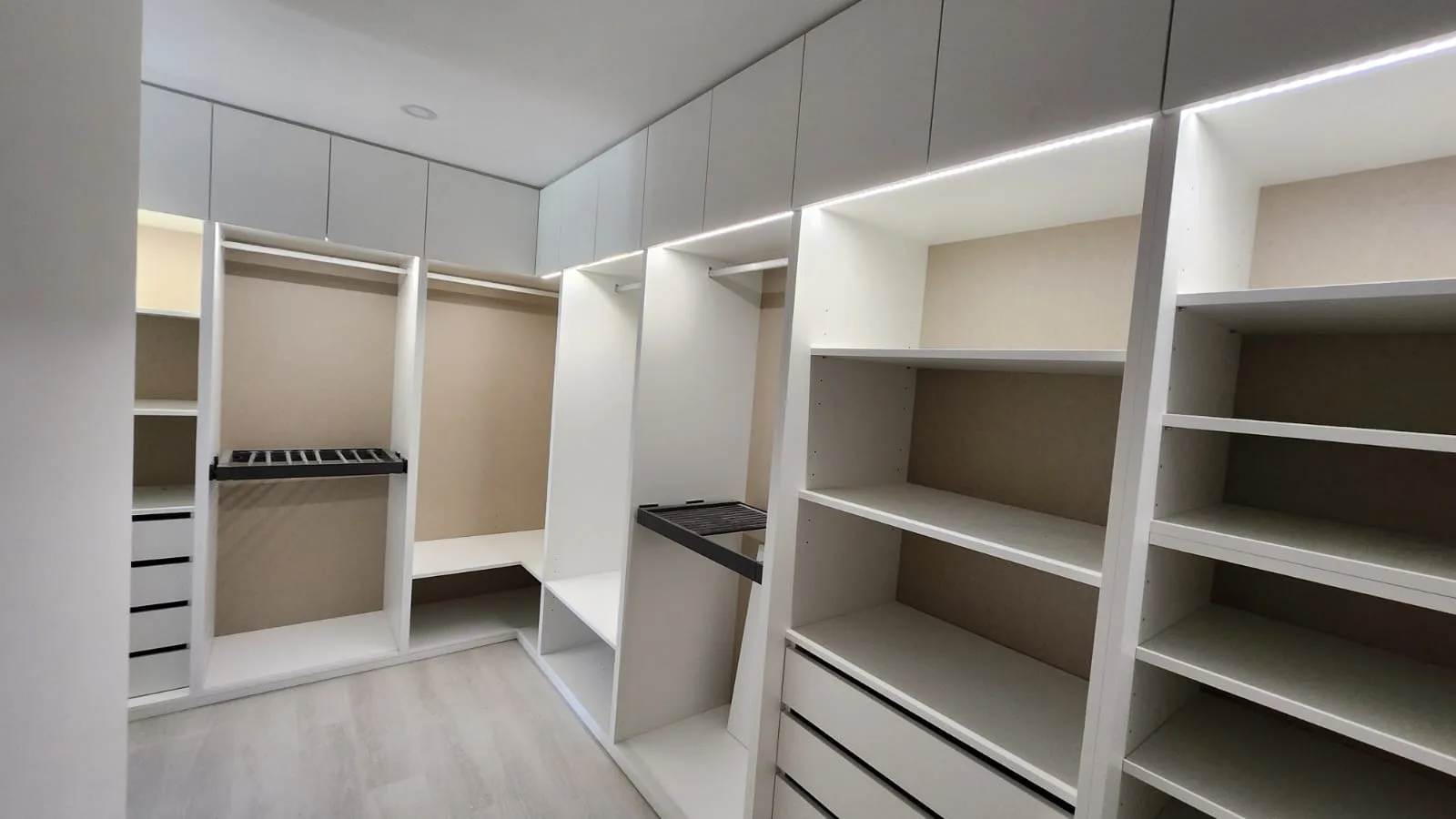 Closet com prateleiras e gavetas à medida