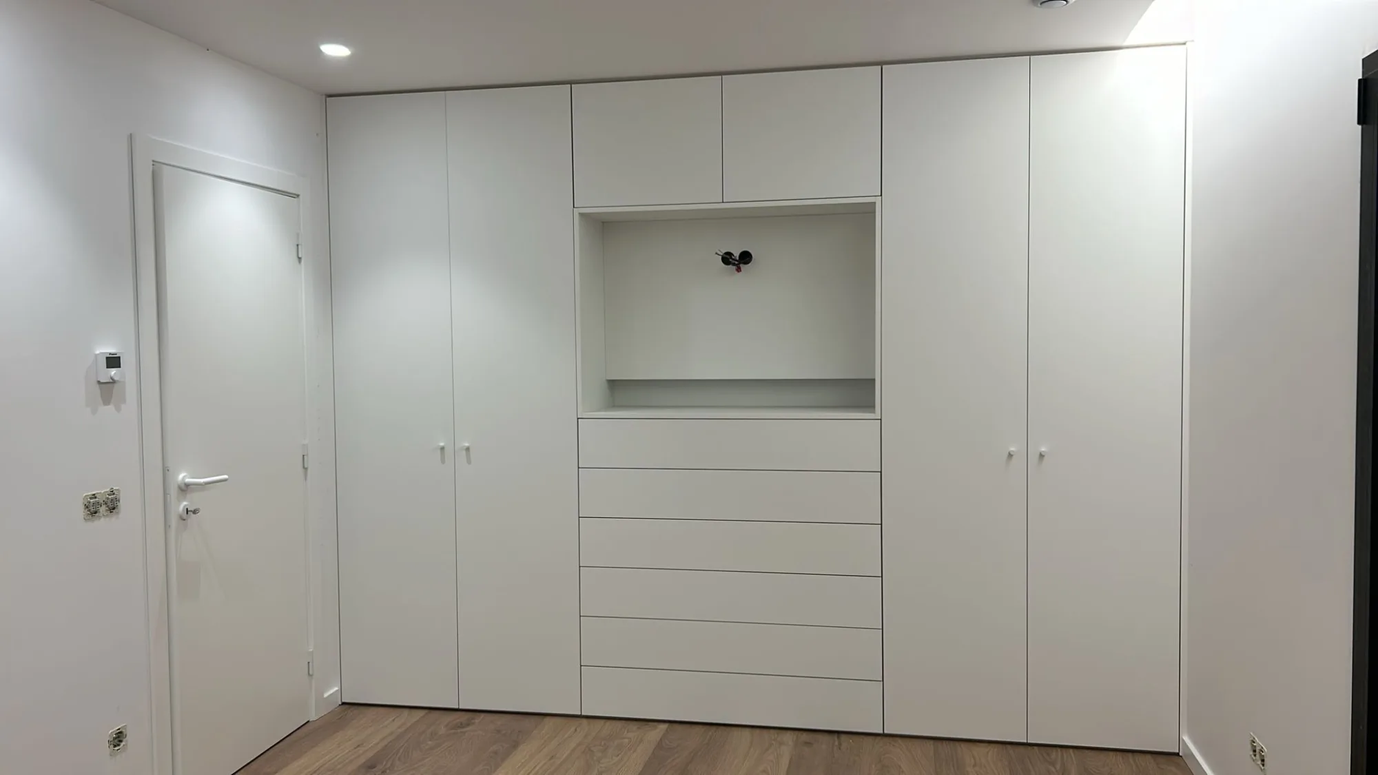 Armário embutido de entrada, em branco, com gavetas