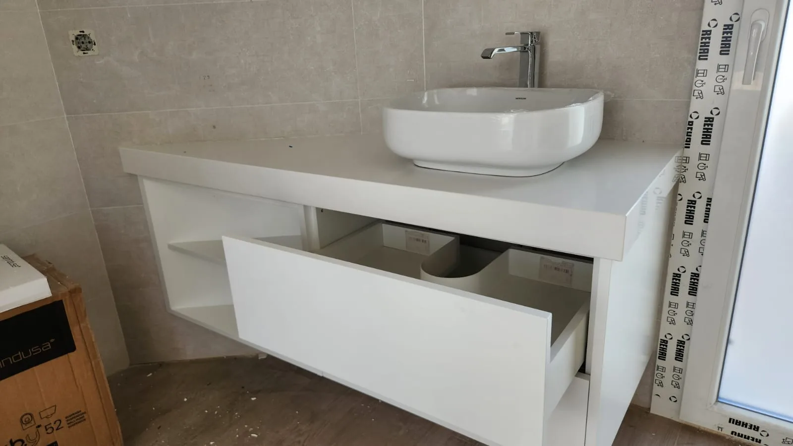 Móvel de casa de banho branco com lavatório de bancada