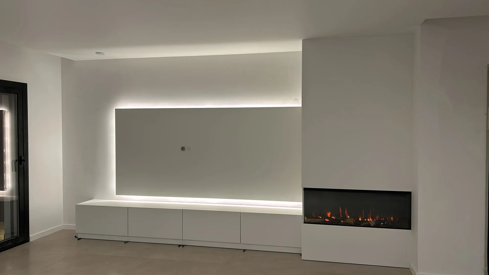 Móvel de sala por medida com lareira e iluminação integrada