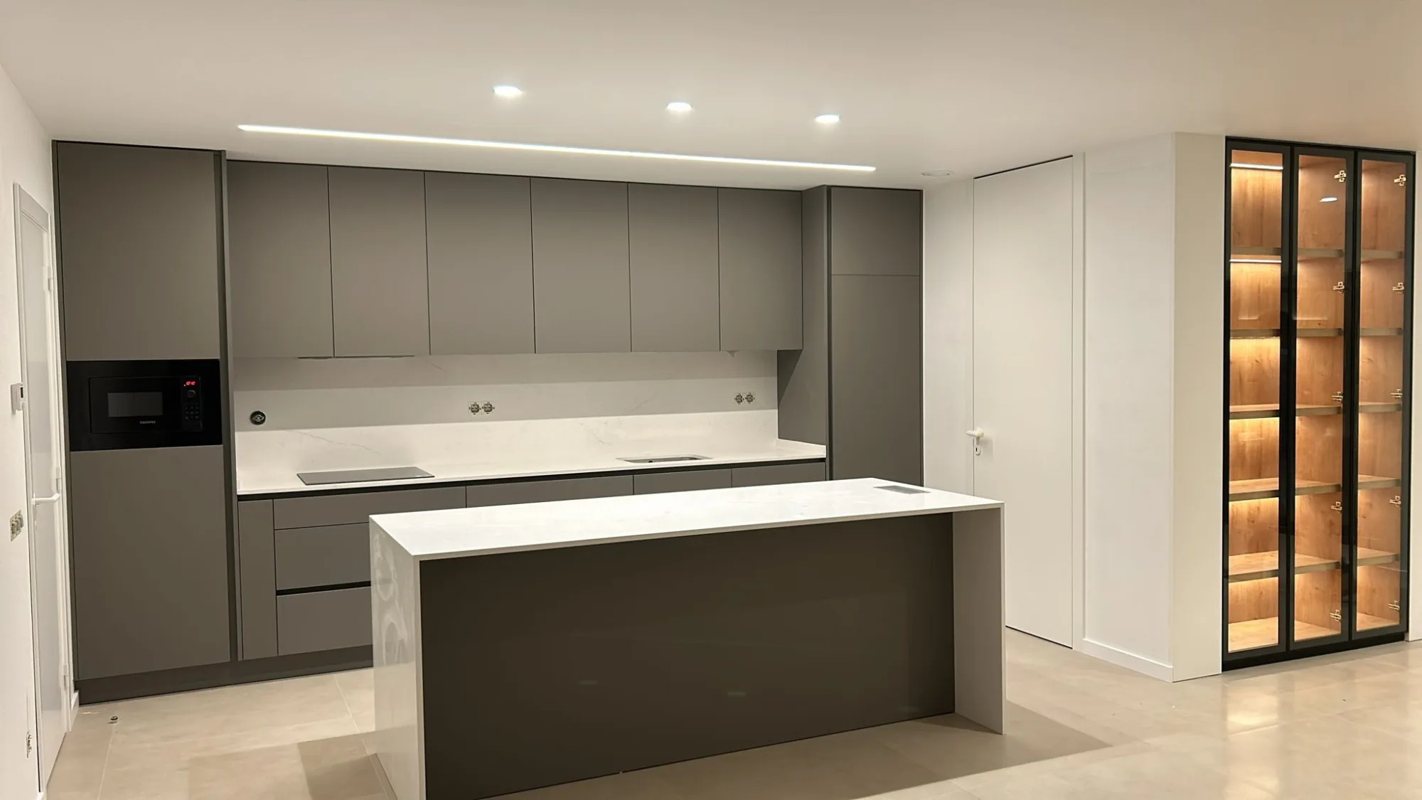 Cozinha ampla com ilha central num apartamento